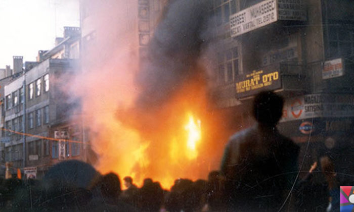 2 Temmuz 1993 de Sivas Madımak Oteli'nde;  17 si kadın olmak üzere toplam 33 canımız diri diri yakılarak katledildi.