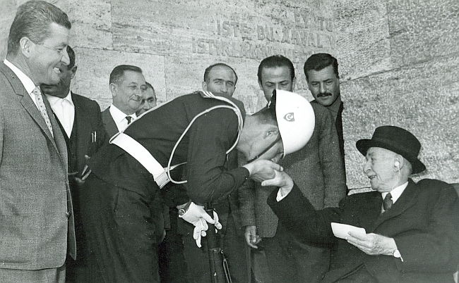 AĞBABA " İNONÜ ONURLU,CESUR VE DAHİANE BİR DEVRİMCIYDİ