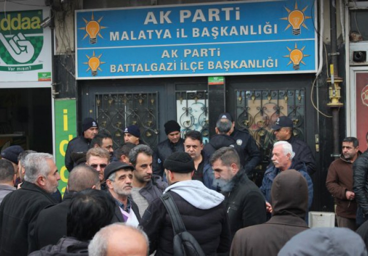 AKP ye ilk isyan  Herkesi canından bezdirdiniz...  Allah da sizi canınızdan bezdirsin...