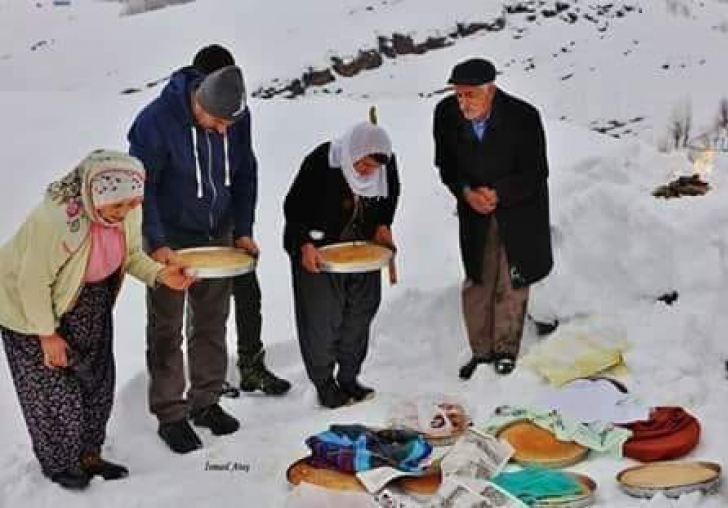 Aleviler'de Hızır Orucu.  Hızır zalimin karşısında Zülfükar, Mazlumun yanında güvercindir..