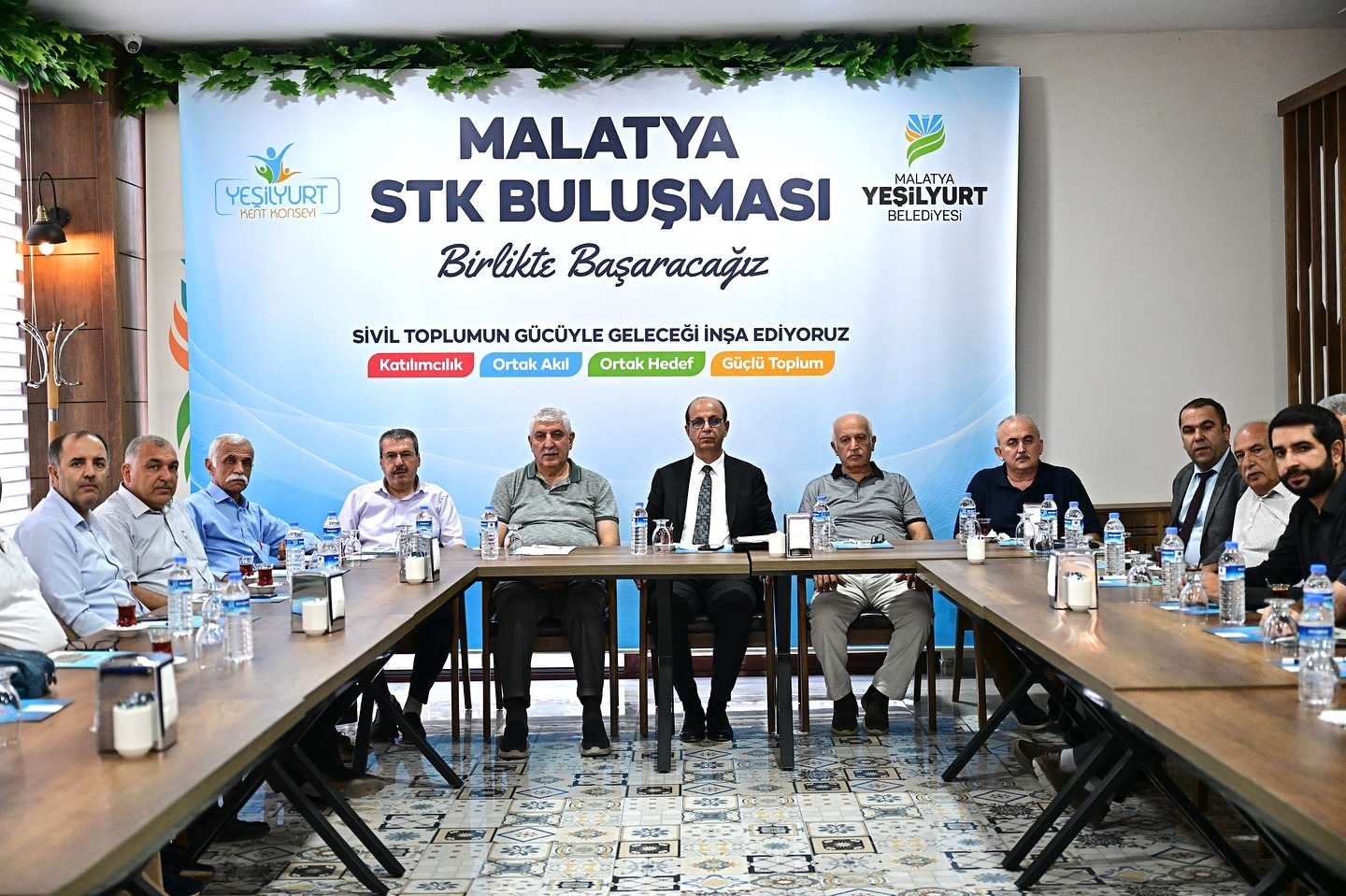BAŞKAN GEÇİT STK TEMSİLCILERI ILE YEŞİLYURTUN BUGÜNÜ YARINI ELE ALINDI