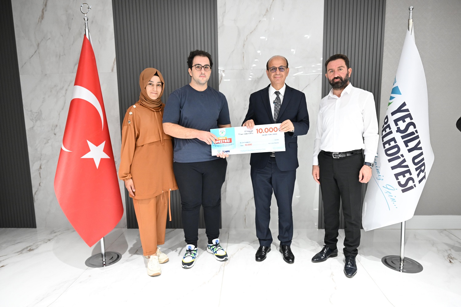 BASKAN GEÇIT " EGITIME DESTEK " PROJESİNDE N YARARLANAN ÖĞRENCİLERLE BULUŞTU