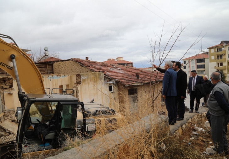 Battalgazi Belediyesi Tehlike Saçan Metruk Yapıları Yıkıyor