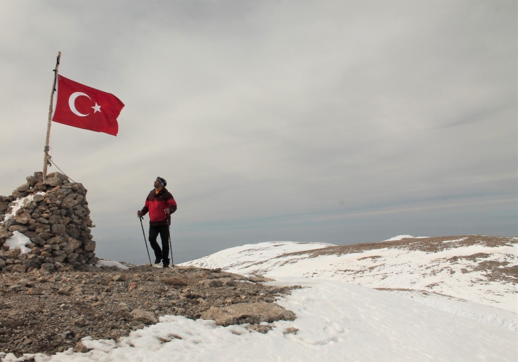 BATTALGAZİ BELEDİYESİNDEN ANLAMLI ETKİNLİK  BEYDAĞI NIN ZİRVESİNDE İSTİKLAL MARŞIMIZ OKUNDU