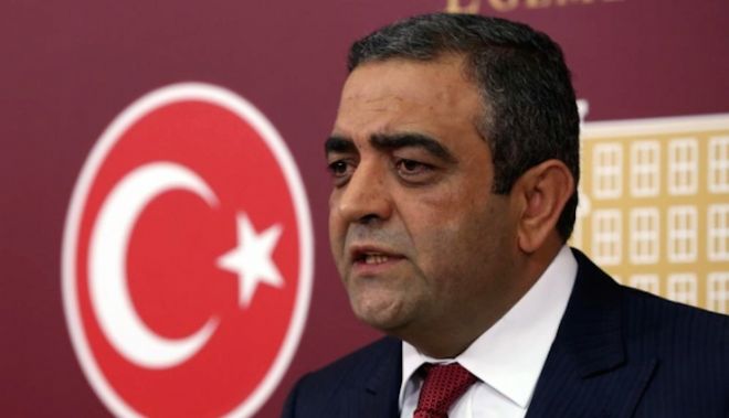 CHP’nin kafası karışık: hedefteki akademisyenlere bir destek bir eleştiri