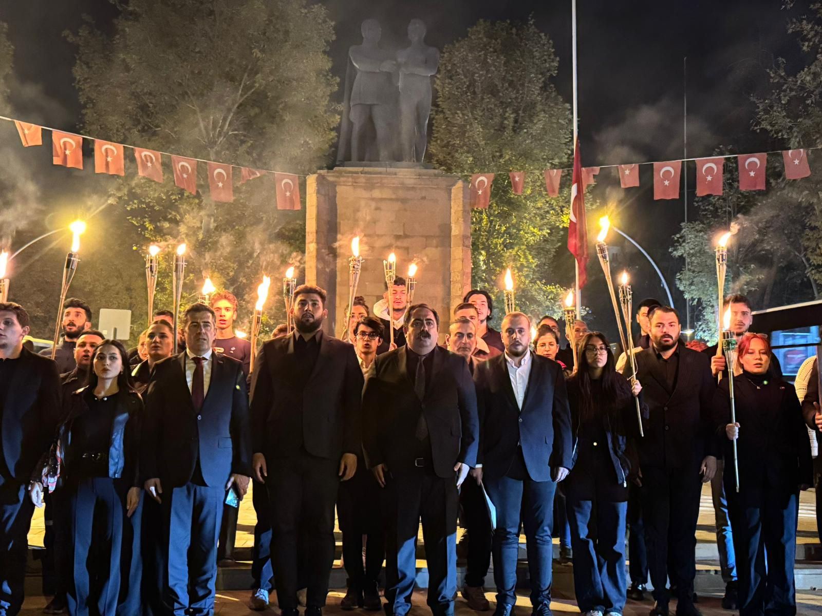 CHP Lİ GENÇLERDEN ATA'YA SAYGI NÖBETİ " ATATÜRKÜ UNUTTURMA ÇABALARI BEYHUDEDİR "