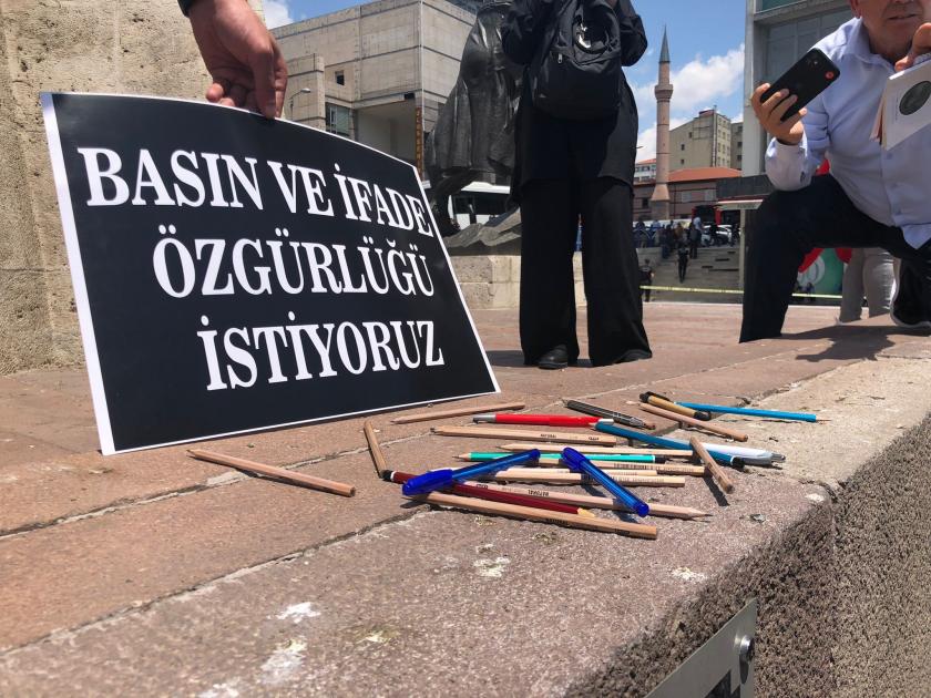 CHP’li Çakırözer'den Basın Özgürlüğü Raporu:   Sokakta gazeteciye tehdit, dayak, gözaltı… Mecliste ‘sansür yasası’
