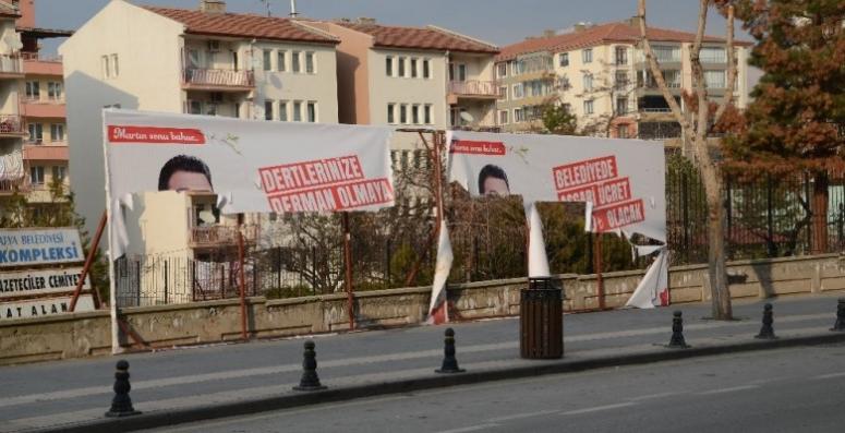 CHP Li Gökçeden Afiş Tepkisi  ' Hiç kimse kural kanun tanımıyor'