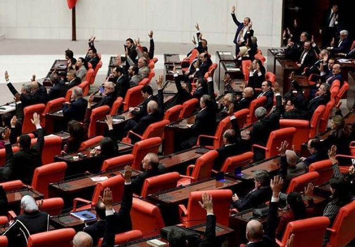 CHPli vekillerin Emekliye bayram ikramiyesi bin 500 TL olsun teklifi,    AKP ve MHP oylarıyla reddedildi