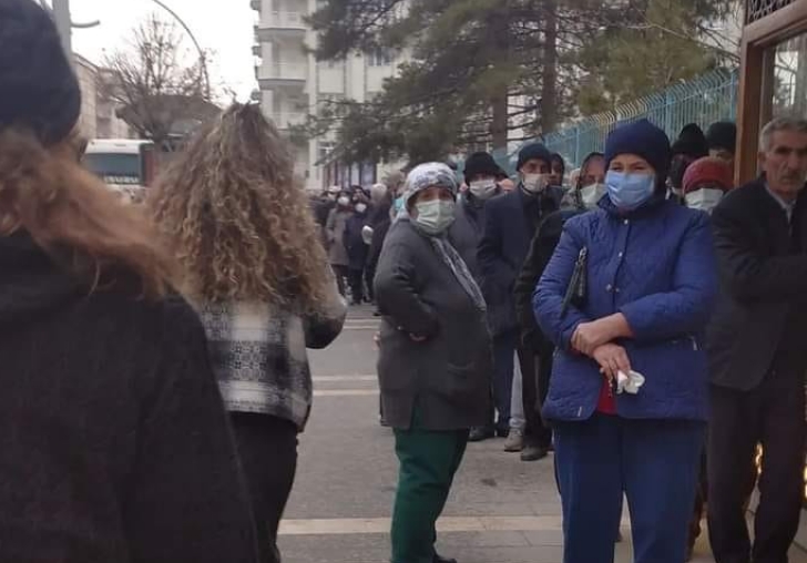 CHP Malatya İl Başkanı Enver Kiraz'ın ekmeğe yapılan zamlarla ilgili yazılı basın açıklaması:    .Vatandaşlar ekmek kuyruğunda;