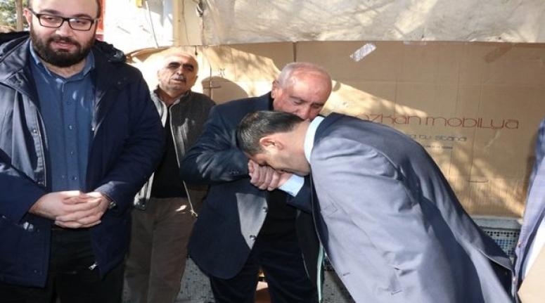 CHP Yeşilyurt belediye başkan adayı Erkan Özgür babasının Elini öptü çalışmalara başladı'