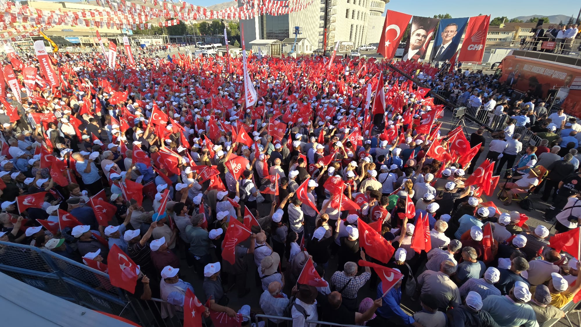 ÖZEL " KÜRT TÜRK ALEVİ SÜNNİ FARK ETMEZ HER YURTTAŞIMIZ KIYMETLİDİR . TÜRKİYE İTTİFAKINI KURACAĞIZ VE.BU DÜZENİ DEĞİŞTİRECEĞİZ "
