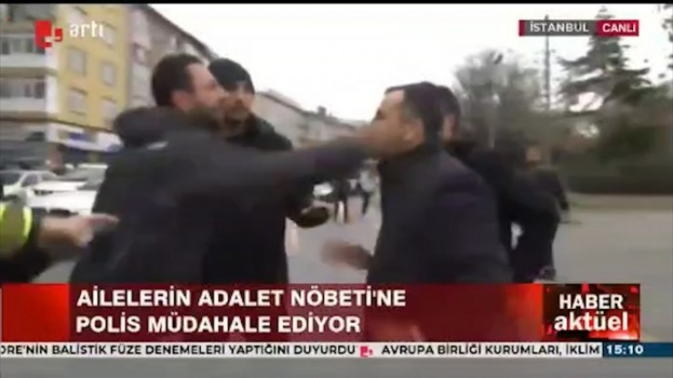 HDP’ li Encü’ye polisten küfür ve tokat:  Görüntüyü çeken kameramana gözaltı