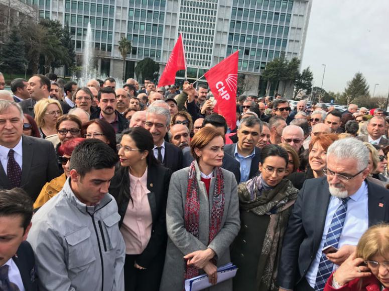 Kaftancıoğlu'na 49 sanatçıdan destek:     'Yalnız yürümeyeceksin'