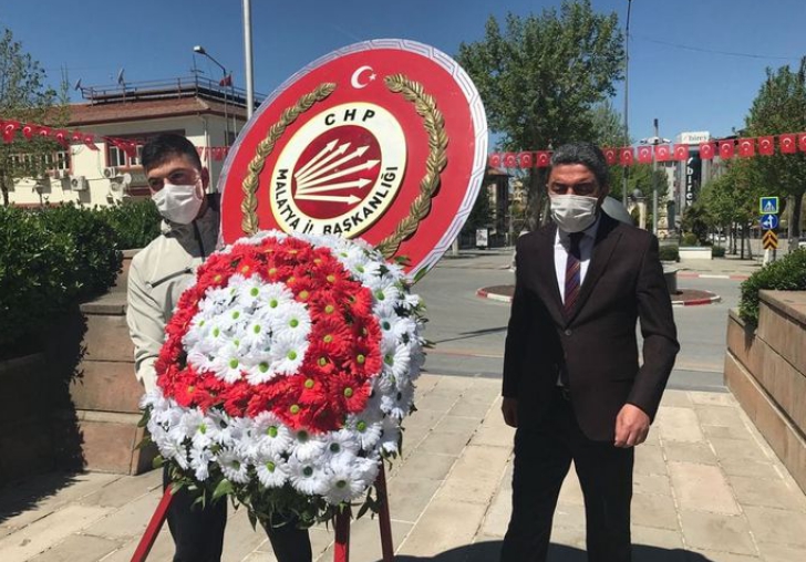 Kiraz, 5 kişiyle bile çelengimizin sunulmasına izin verilmediği için tek başıma sunuyorum.