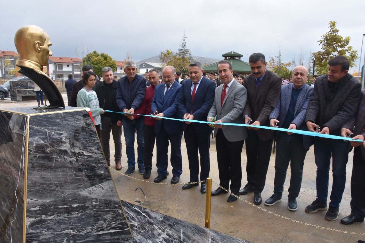 Malatya TSO, okul bahçesine Atatürk Büstü yaptırdı