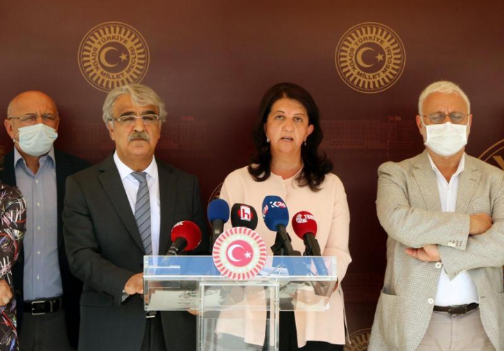 Meclis açılışına katılmama kararı alan HDP; Milletvekilleri oturma eylemi başlattı