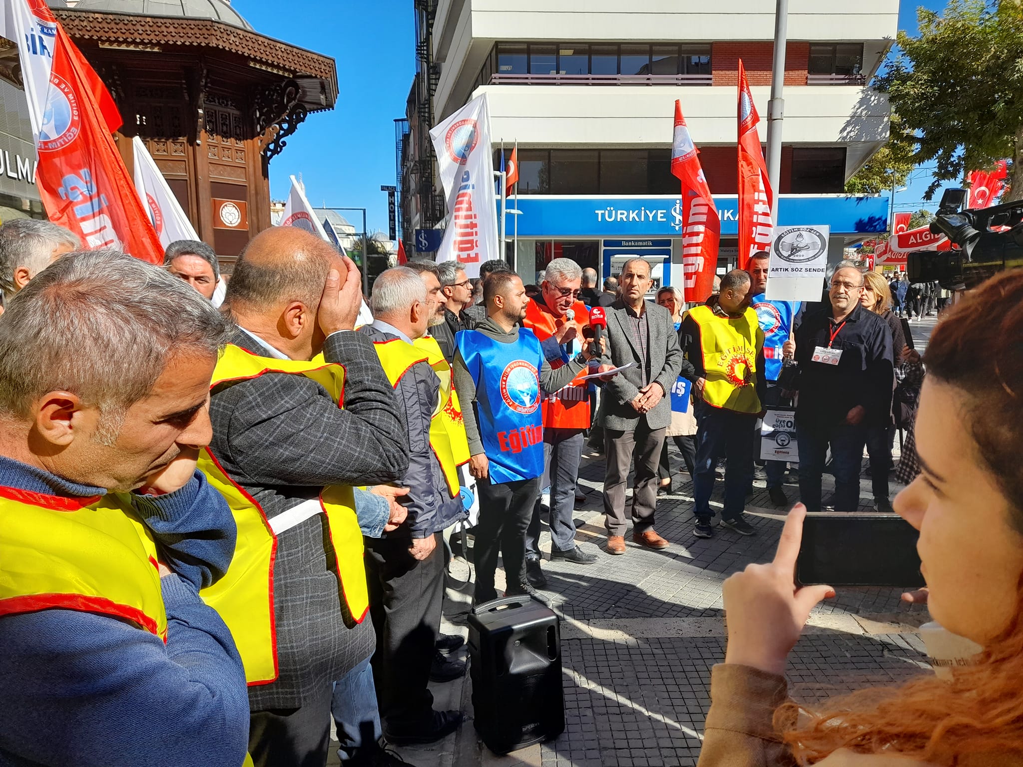 “ MESLEK İTİBARIMIZ, HAKLARIMIZ VE GELECEĞİMİZ İÇİN  EĞİTİM EMEKÇİLERİ OLARAK BUGÜN İŞ BIRAKIYORUZ! “