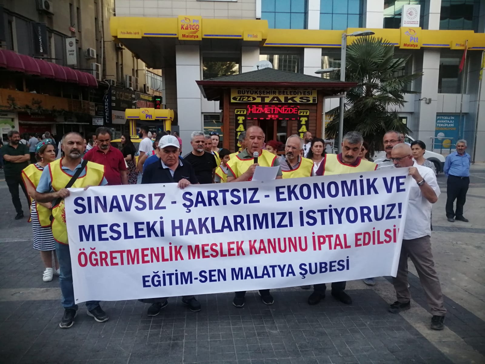 Öğretmenler ÖMK’ nin iptal edilmesini bekliyor!  ANAYASA MAHKEMESİ’Nİ ÖĞRETMENLERİN SESİNİ DUYMAYA ÇAĞIRIYORUZ!