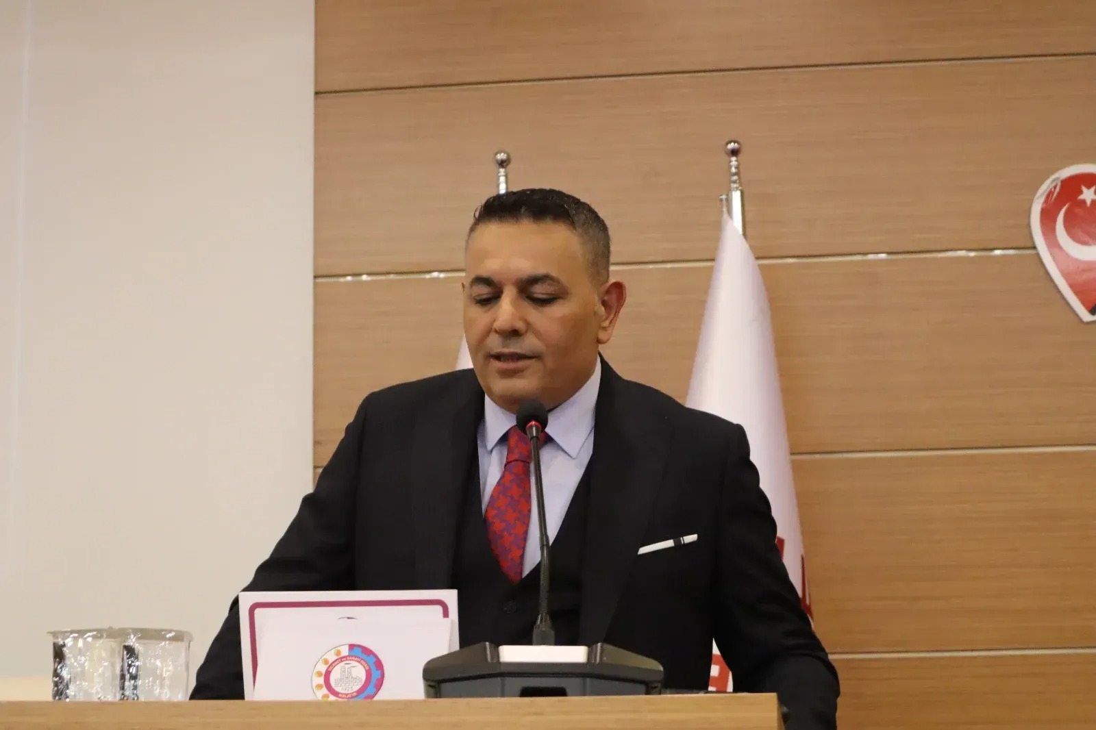 SADIKOĞLU " YENİ ÇARŞIDAKİ ESNAFIN RUHSAT SORUNU ÇÖZÜLMELİ "