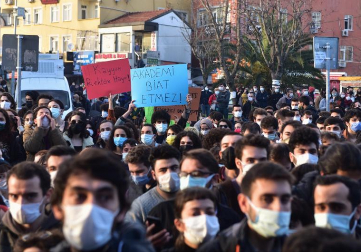 Üniversite kapısına takılan kelepçe,  Bu kez Boğaziçili öğrencilerin bileğine takıldı