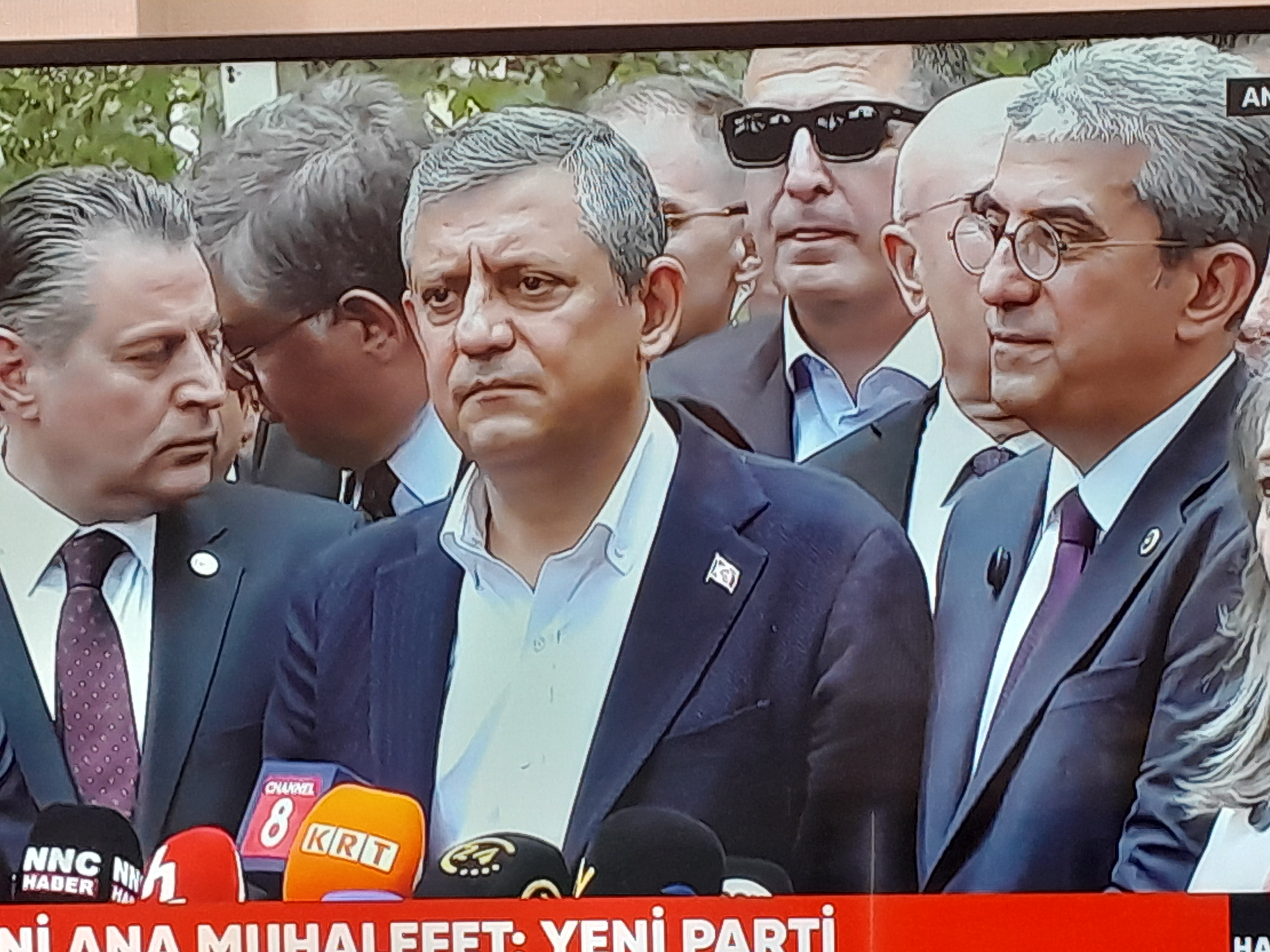 ÖZGÜR ÖZEL " YENİ PARTİ " Yİ KURDU