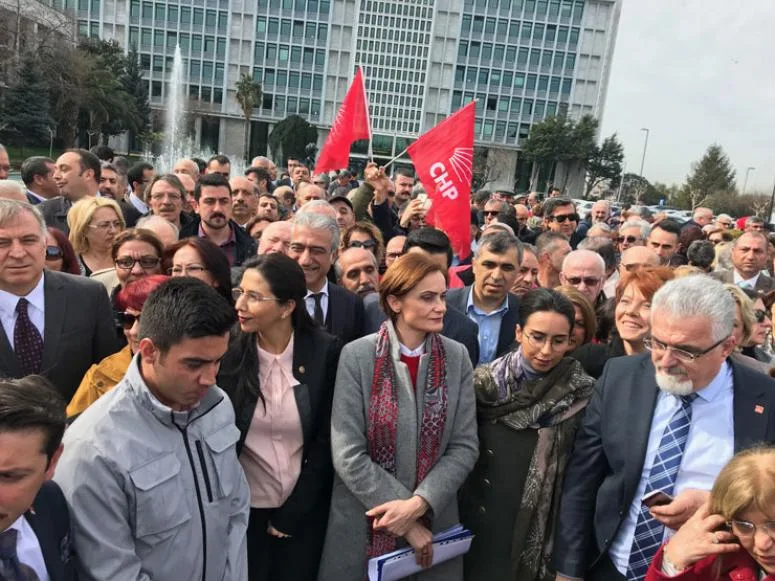 Kaftancıoğlu'na 49 sanatçıdan destek:     'Yalnız yürümeyeceksin'