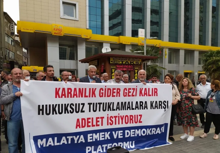 Karanlık gider Gezi kalır