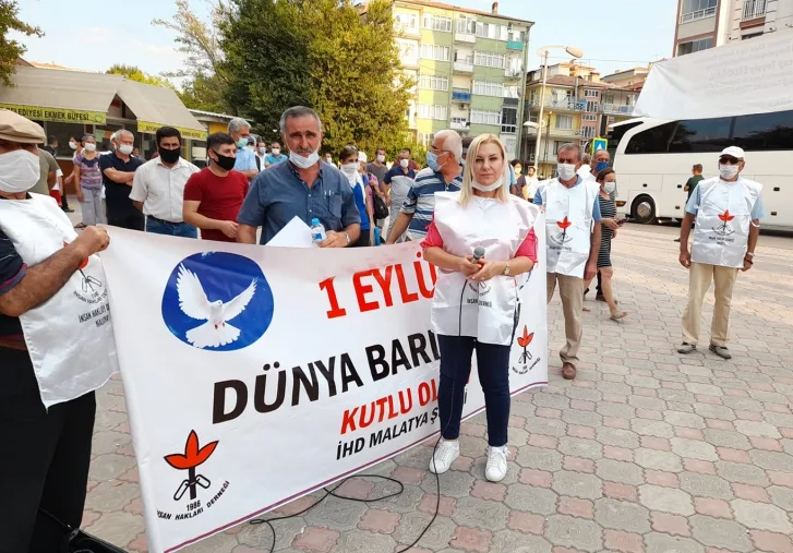 İHD " İnsan hakları ve demokrasi için barışı inşa etmeliyiz  Barış hakkı, bir insan hakkıdır."