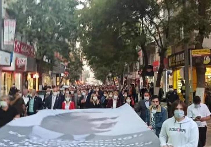 Cumhuriyet bayramında Malatya CHP il örgütü akşam fener alayı düzenledi