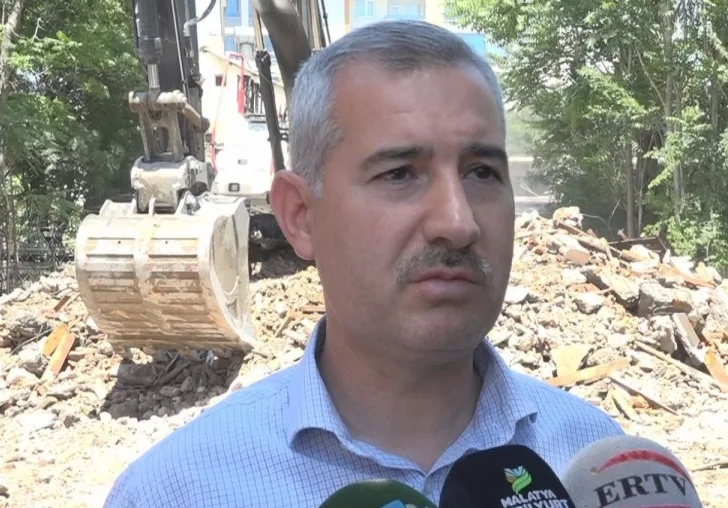 YEŞİLYURT BELEDİYE EKİPLERİ, ÇAVUŞOĞLUNA İNŞA EDİLECEK YENİ SAĞLIK MERKEZİ İÇİN ESKİ BİNALARIN YIKIMINA HIZ VERDİ 
