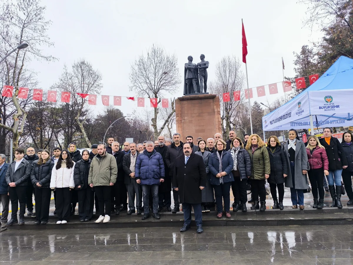 CHP Atatürk'ün Malatya'ya gelişinin 94 yılı dolayısıyla Atatürkün anıtına çelenk koydulaı