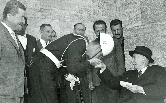 AĞBABA " İNONÜ ONURLU,CESUR VE DAHİANE BİR DEVRİMCIYDİ