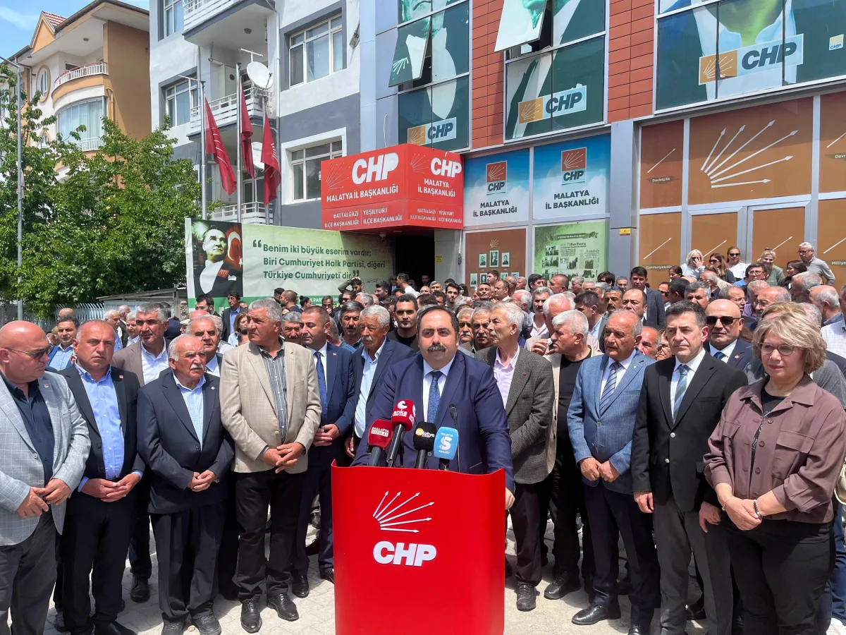 DEMOKRASİYE HUKUKA VE HALKIN İRADESINE SAHİP ÇIKMAK İÇİN BURDAYIZ "  VELİ AĞBABAYA ÇAMUR BULASMAZ "