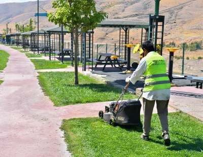 YESİLYUTTA PARKLAR YENİLENİYOR SOSYAL ALANLAR HAYAT BULUYOR